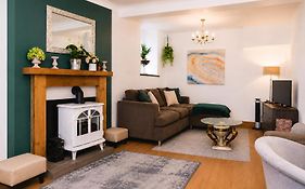 Cosy Coastal Townhouse 10-Min-Drive To Beach